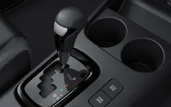 Pemilih gear dan konsol tengah Toyota Hilux 2026